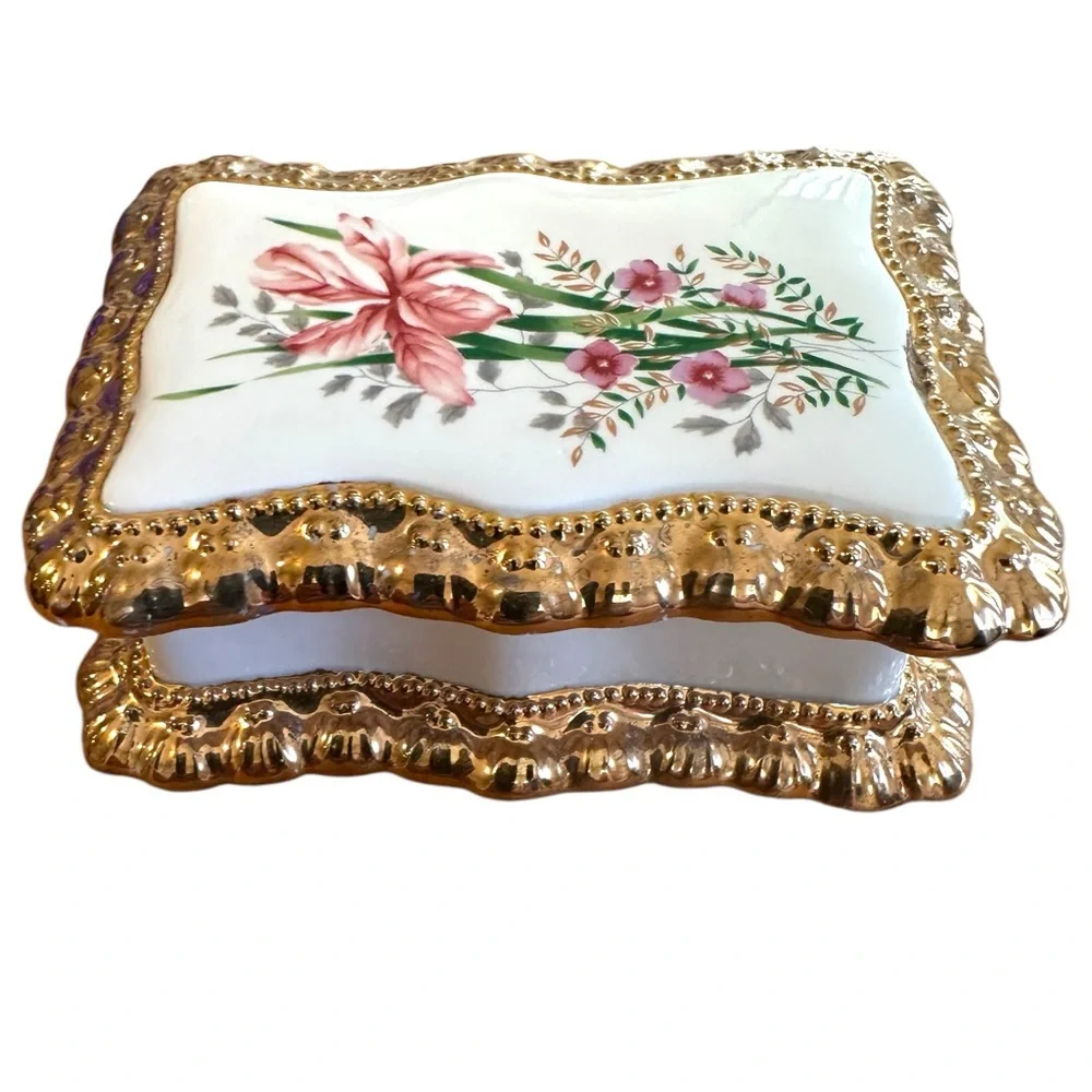 Vintage pink floral hand painted ceramic trinket box w/ gold trim. Gator Mold Co